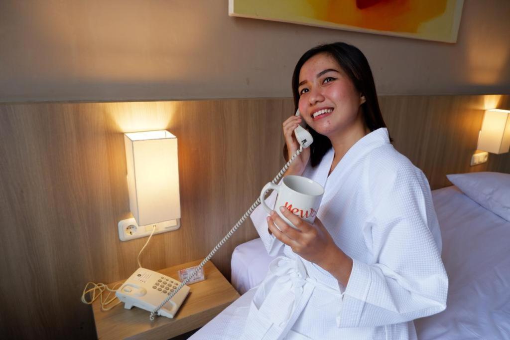 News Hotel Waru Sidoarjo Esterno foto