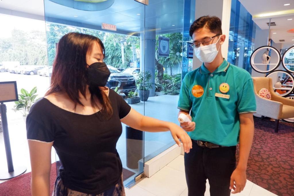 News Hotel Waru Sidoarjo Esterno foto