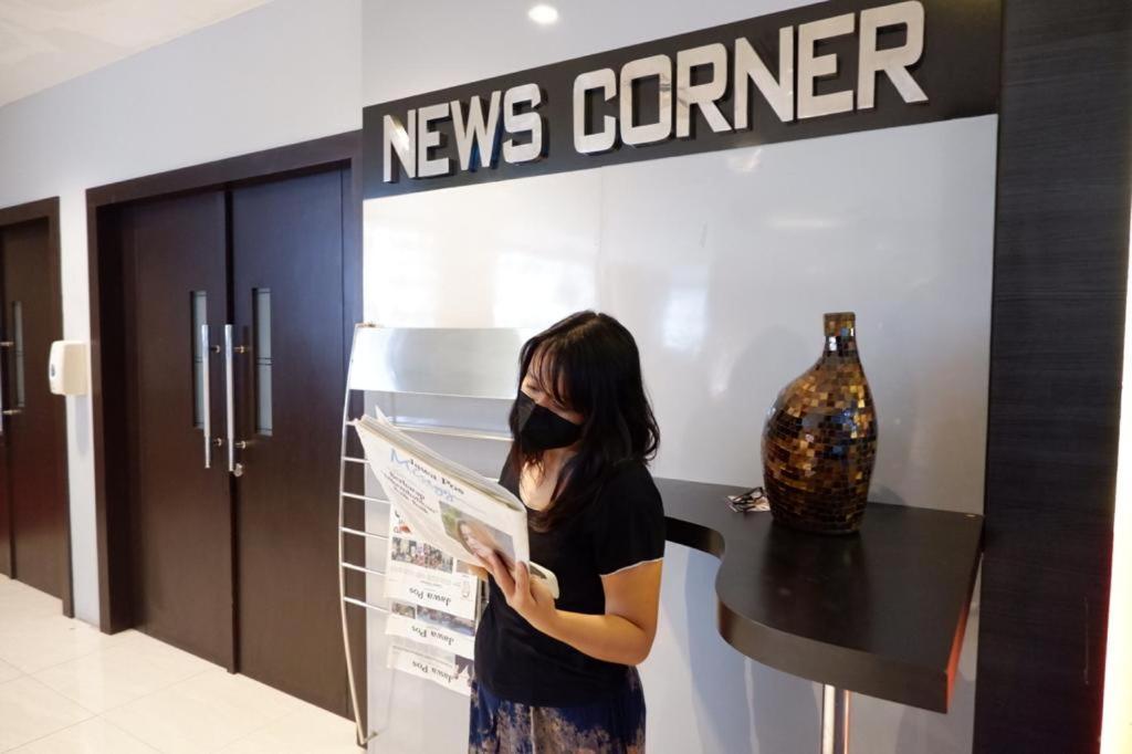 News Hotel Waru Sidoarjo Esterno foto