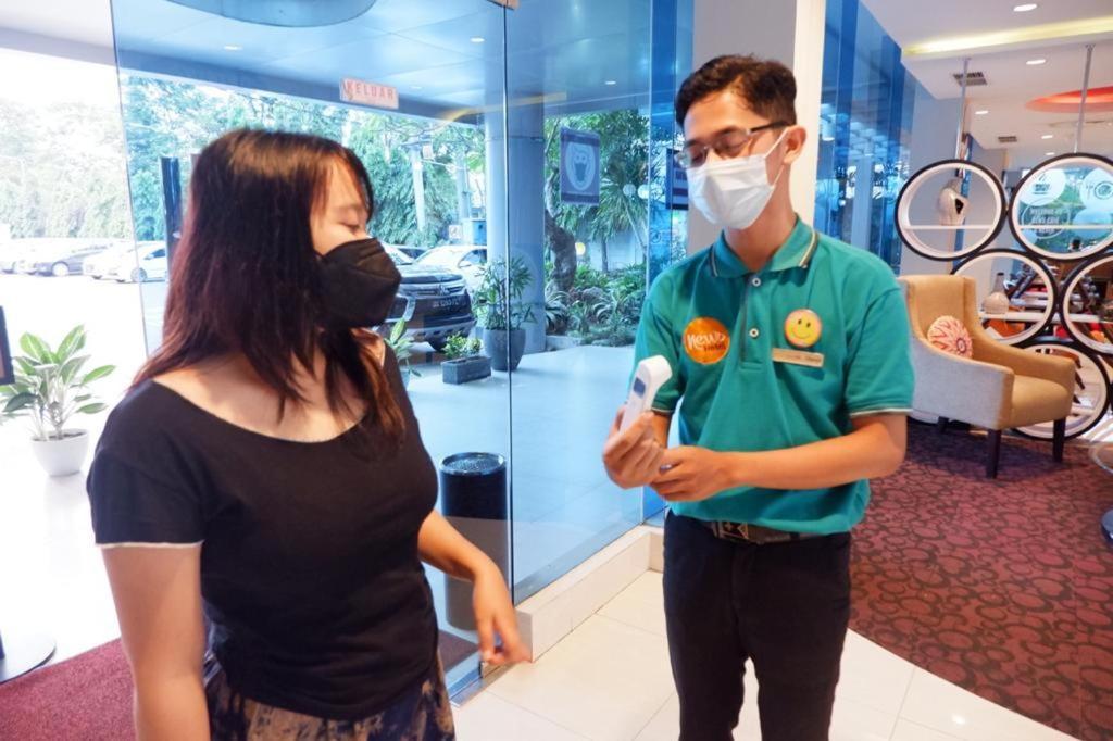 News Hotel Waru Sidoarjo Esterno foto