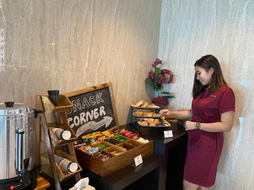 News Hotel Waru Sidoarjo Esterno foto