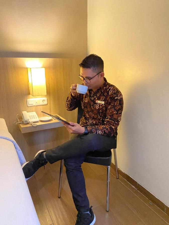News Hotel Waru Sidoarjo Esterno foto