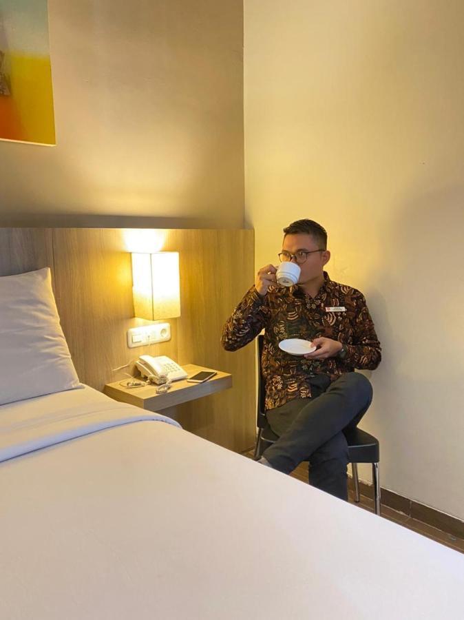 News Hotel Waru Sidoarjo Esterno foto