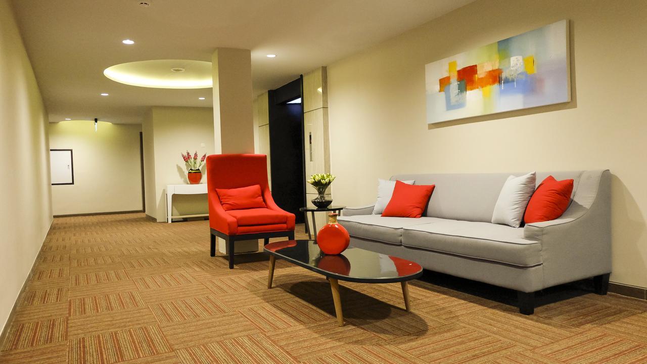 News Hotel Waru Sidoarjo Esterno foto